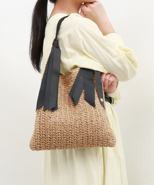 cache cache（カシュ カシュ）の「カシュカシュ cachecache / 下がりグログラン柄編みトートバッグ（かごバッグ・レディース・ブラック/ブルー/グレー/ピンク/グリーン/ベージュ/マスタード・FREE）」の2枚目の写真