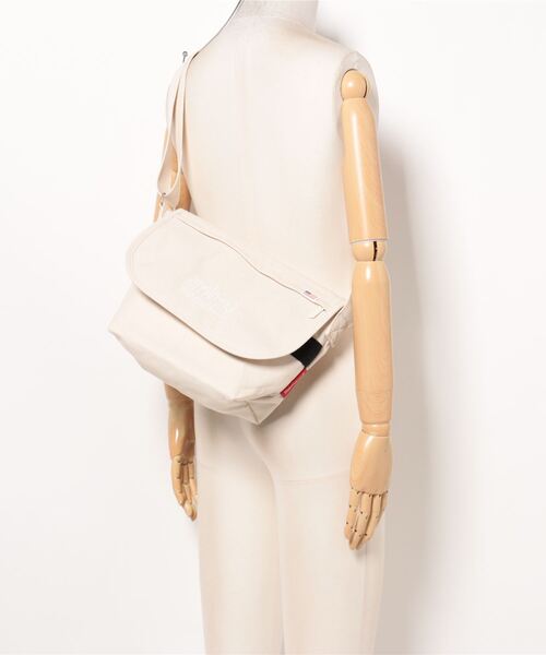 Manhattan Portage(マンハッタンポーテージ)の「Casual Messenger Bag JR FZP Canvas Lite 24(メッセンジャーバッグ・レディース・ブルー/ナチュラル・SMALL)」の21枚目の写真