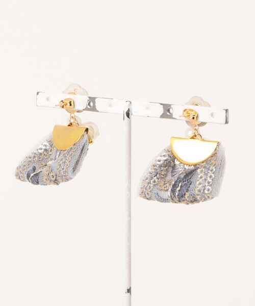 tone（トーン）の「【RosraiE】ブルーインド刺繍リボンタッセル ピアス(MA)（ピアス（両耳用）・レディース・ゴールド・FREE）」の7枚目の写真