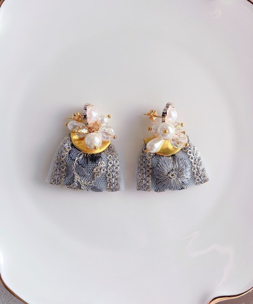tone（トーン）の「【RosraiE】ブルーインド刺繍リボンタッセル ピアス(MA)（ピアス（両耳用）・レディース・ゴールド・FREE）」の5枚目の写真