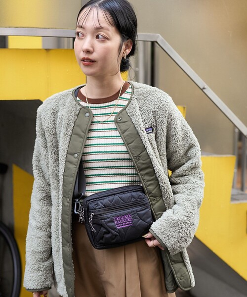 FREAK'S STORE（フリークスストア）の「FREDRIK PACKERS × FREAK'S STORE/フレドリックパッカーズ 別注 ACCORD SHOULDER QUILT/別注 アコード ショルダー キルト/ショルダーポーチ（ショルダーバッグ・レディース・ベージュ/ブラック・ONE SIZE）」の2枚目の写真