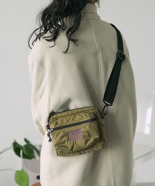 FREAK'S STORE（フリークスストア）の「FREDRIK PACKERS × FREAK'S STORE/フレドリックパッカーズ 別注 ACCORD SHOULDER QUILT/別注 アコード ショルダー キルト/ショルダーポーチ（ショルダーバッグ・レディース・ベージュ/ブラック・ONE SIZE）」の3枚目の写真