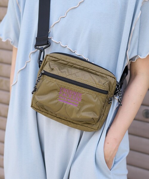 FREAK'S STORE（フリークスストア）の「FREDRIK PACKERS × FREAK'S STORE/フレドリックパッカーズ 別注 ACCORD SHOULDER QUILT/別注 アコード ショルダー キルト/ショルダーポーチ（ショルダーバッグ・レディース・ベージュ/ブラック・ONE SIZE）」の10枚目の写真