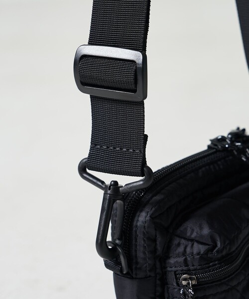 FREAK'S STORE（フリークスストア）の「FREDRIK PACKERS × FREAK'S STORE/フレドリックパッカーズ 別注 ACCORD SHOULDER QUILT/別注 アコード ショルダー キルト/ショルダーポーチ（ショルダーバッグ・レディース・ベージュ/ブラック・ONE SIZE）」の13枚目の写真