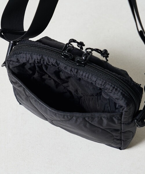 FREAK'S STORE（フリークスストア）の「FREDRIK PACKERS × FREAK'S STORE/フレドリックパッカーズ 別注 ACCORD SHOULDER QUILT/別注 アコード ショルダー キルト/ショルダーポーチ（ショルダーバッグ・レディース・ベージュ/ブラック・ONE SIZE）」の20枚目の写真