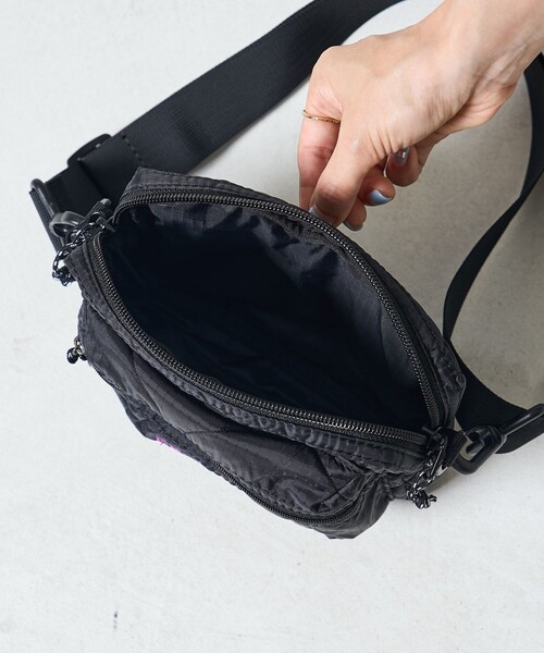 FREAK'S STORE（フリークスストア）の「FREDRIK PACKERS × FREAK'S STORE/フレドリックパッカーズ 別注 ACCORD SHOULDER QUILT/別注 アコード ショルダー キルト/ショルダーポーチ（ショルダーバッグ・レディース・ベージュ/ブラック・ONE SIZE）」の19枚目の写真