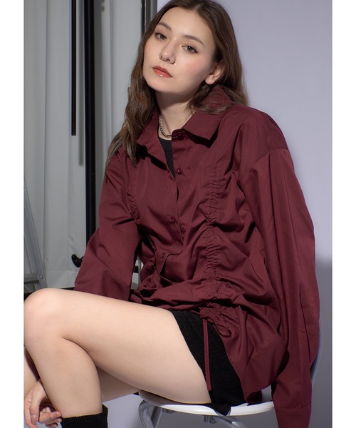 Adoon plain（アドーンプレーン）の「2wayドロストギャザーシャツ（シャツ/ブラウス・レディース・ライトブルー/チャコールグレー/ボルドー/ホワイト・FREE）」の4枚目の写真