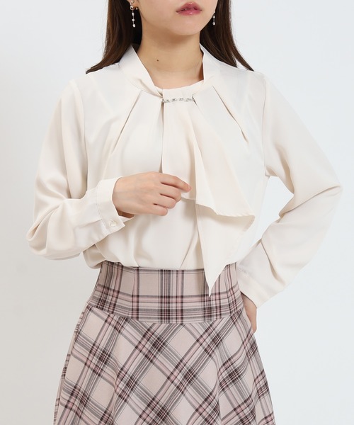 ASTORIA ODIER(アストリアオディール)の「とろみ素材 パール金具付ボウタイブラウス(シャツ/ブラウス・レディース・ピンクベージュ/ベージュ/ライトグレー/ホワイト・SMALL/MEDIUM/LARGE)」の3枚目の写真