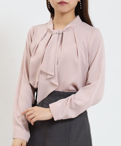 ASTORIA ODIER(アストリアオディール)の「とろみ素材 パール金具付ボウタイブラウス(シャツ/ブラウス・レディース・ピンクベージュ/ベージュ/ライトグレー/ホワイト・SMALL/MEDIUM/LARGE)」の4枚目の写真