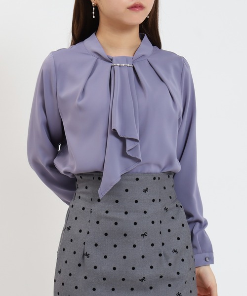 ASTORIA ODIER(アストリアオディール)の「とろみ素材 パール金具付ボウタイブラウス(シャツ/ブラウス・レディース・ピンクベージュ/ベージュ/ライトグレー/ホワイト・SMALL/MEDIUM/LARGE)」の2枚目の写真