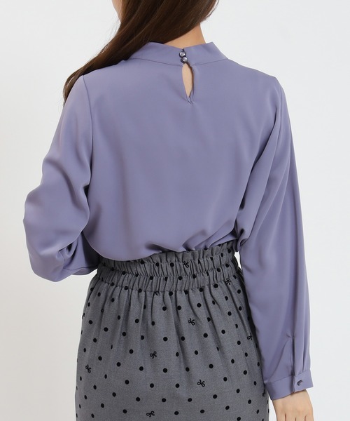 ASTORIA ODIER(アストリアオディール)の「とろみ素材 パール金具付ボウタイブラウス(シャツ/ブラウス・レディース・ピンクベージュ/ベージュ/ライトグレー/ホワイト・SMALL/MEDIUM/LARGE)」の6枚目の写真