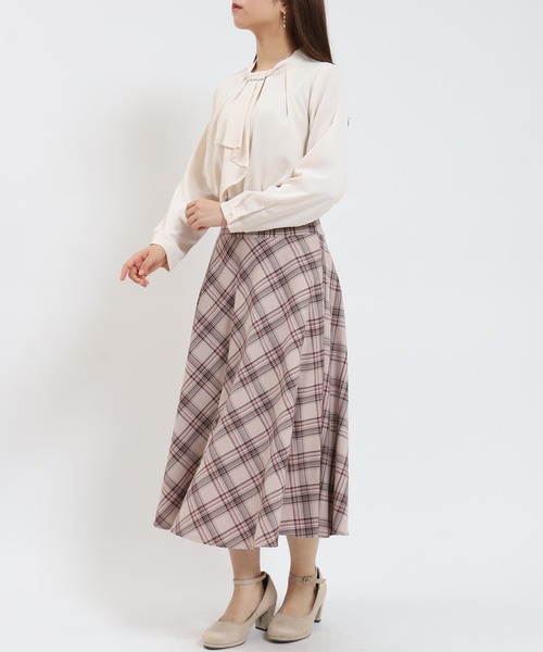 ASTORIA ODIER(アストリアオディール)の「とろみ素材 パール金具付ボウタイブラウス(シャツ/ブラウス・レディース・ピンクベージュ/ベージュ/ライトグレー/ホワイト・SMALL/MEDIUM/LARGE)」の22枚目の写真