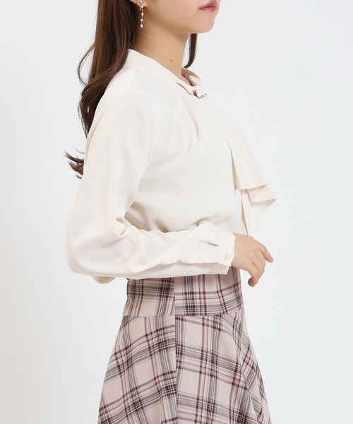 ASTORIA ODIER(アストリアオディール)の「とろみ素材 パール金具付ボウタイブラウス(シャツ/ブラウス・レディース・ピンクベージュ/ベージュ/ライトグレー/ホワイト・SMALL/MEDIUM/LARGE)」の17枚目の写真