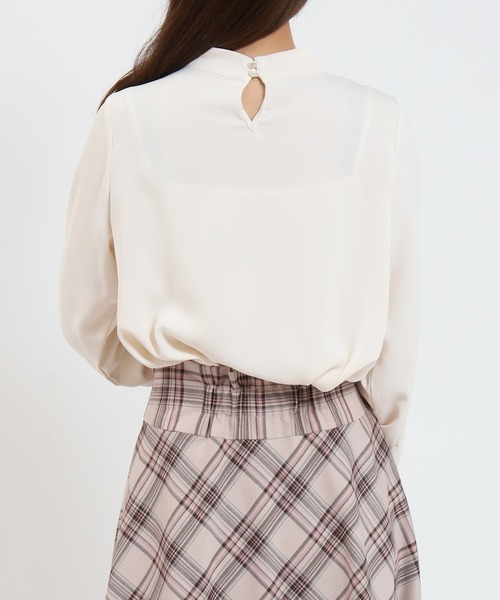 ASTORIA ODIER(アストリアオディール)の「とろみ素材 パール金具付ボウタイブラウス(シャツ/ブラウス・レディース・ピンクベージュ/ベージュ/ライトグレー/ホワイト・SMALL/MEDIUM/LARGE)」の18枚目の写真