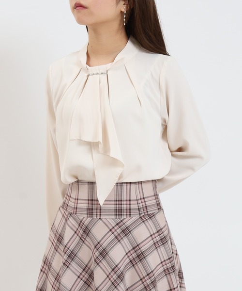 ASTORIA ODIER(アストリアオディール)の「とろみ素材 パール金具付ボウタイブラウス(シャツ/ブラウス・レディース・ピンクベージュ/ベージュ/ライトグレー/ホワイト・SMALL/MEDIUM/LARGE)」の19枚目の写真