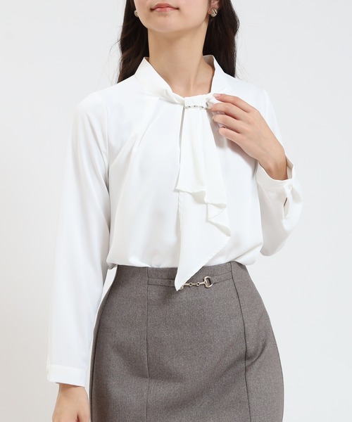 ASTORIA ODIER(アストリアオディール)の「とろみ素材 パール金具付ボウタイブラウス(シャツ/ブラウス・レディース・ピンクベージュ/ベージュ/ライトグレー/ホワイト・SMALL/MEDIUM/LARGE)」の11枚目の写真