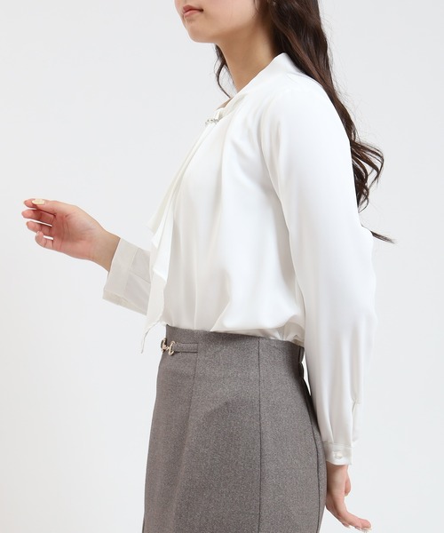 ASTORIA ODIER(アストリアオディール)の「とろみ素材 パール金具付ボウタイブラウス(シャツ/ブラウス・レディース・ピンクベージュ/ベージュ/ライトグレー/ホワイト・SMALL/MEDIUM/LARGE)」の12枚目の写真