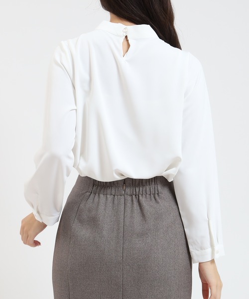 ASTORIA ODIER(アストリアオディール)の「とろみ素材 パール金具付ボウタイブラウス(シャツ/ブラウス・レディース・ピンクベージュ/ベージュ/ライトグレー/ホワイト・SMALL/MEDIUM/LARGE)」の13枚目の写真