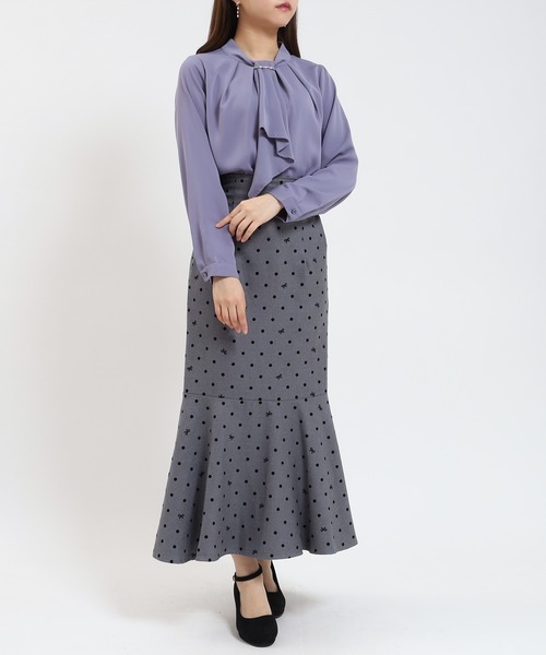 ASTORIA ODIER(アストリアオディール)の「とろみ素材 パール金具付ボウタイブラウス(シャツ/ブラウス・レディース・ピンクベージュ/ベージュ/ライトグレー/ホワイト・SMALL/MEDIUM/LARGE)」の8枚目の写真