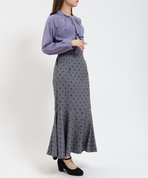 ASTORIA ODIER(アストリアオディール)の「とろみ素材 パール金具付ボウタイブラウス(シャツ/ブラウス・レディース・ピンクベージュ/ベージュ/ライトグレー/ホワイト・SMALL/MEDIUM/LARGE)」の9枚目の写真