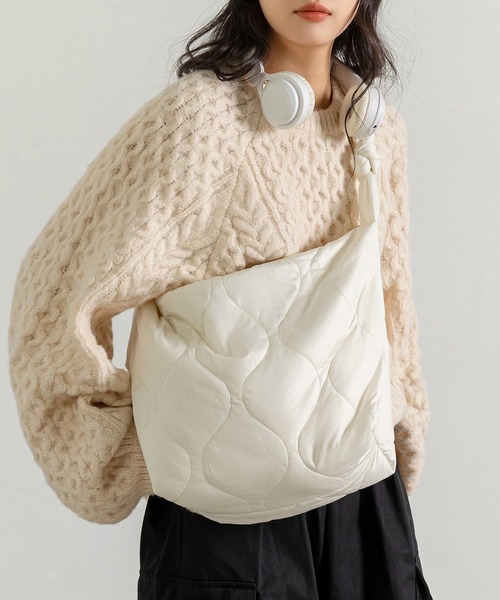 DAY CLOSET(デイ クローゼット)の「【大容量 A4収納可】ノットデザインでこなれ魅せ。肩掛け キルティング ショルダー トートバッグ レディース(ショルダーバッグ・レディース・ブラック/ホワイト・ONE SIZE)」の1枚目の写真