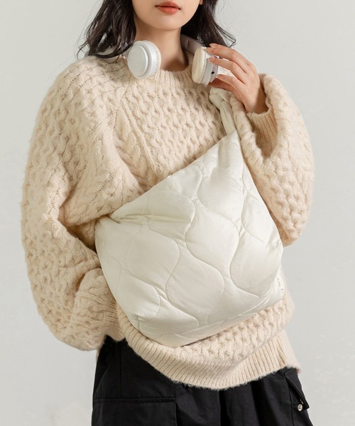 DAY CLOSET(デイ クローゼット)の「【大容量 A4収納可】ノットデザインでこなれ魅せ。肩掛け キルティング ショルダー トートバッグ レディース(ショルダーバッグ・レディース・ブラック/ホワイト・ONE SIZE)」の4枚目の写真