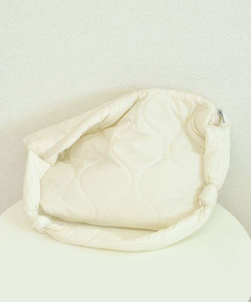 DAY CLOSET(デイ クローゼット)の「【大容量 A4収納可】ノットデザインでこなれ魅せ。肩掛け キルティング ショルダー トートバッグ レディース(ショルダーバッグ・レディース・ブラック/ホワイト・ONE SIZE)」の7枚目の写真