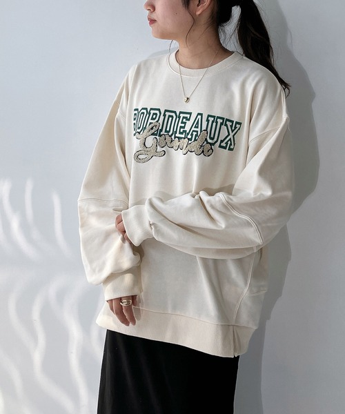 AS KNOW AS plus（アズノゥアズプラス）の「◇サガラ刺繍デザイン カレッジロゴスウェットプルオーバー（スウェット・レディース・アイボリー/ボルドー/ネイビー・FREE）」の4枚目の写真