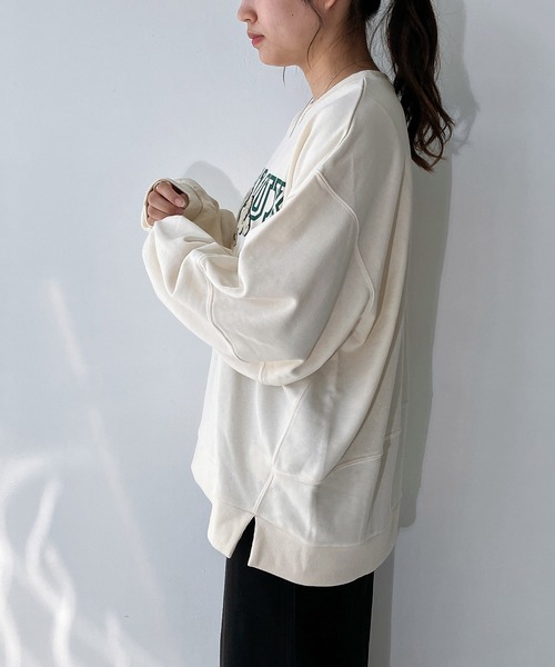 AS KNOW AS plus（アズノゥアズプラス）の「◇サガラ刺繍デザイン カレッジロゴスウェットプルオーバー（スウェット・レディース・アイボリー/ボルドー/ネイビー・FREE）」の5枚目の写真