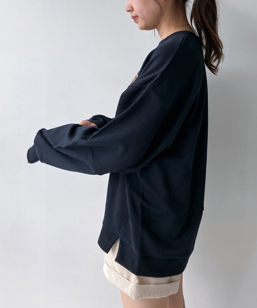 AS KNOW AS plus（アズノゥアズプラス）の「◇サガラ刺繍デザイン カレッジロゴスウェットプルオーバー（スウェット・レディース・アイボリー/ボルドー/ネイビー・FREE）」の13枚目の写真