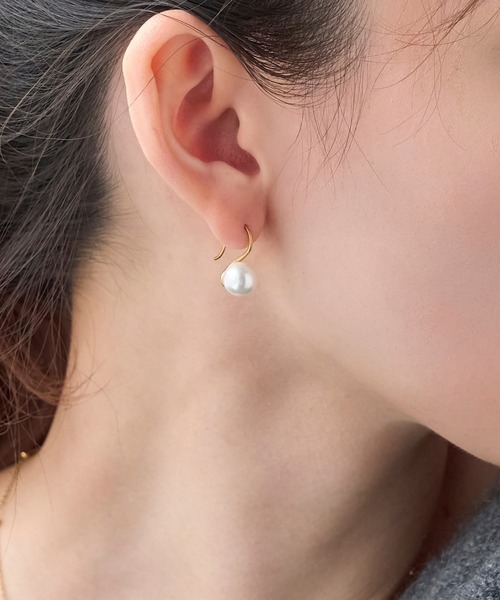 Phoebe（フィービィー）の「【金属アレルギー対応】デイリーパールフックピアス/サージカルステンレス 結婚式 セレモニー 同窓会 お呼ばれ フォーマル オケージョン（ピアス（両耳用）・レディース・ホワイト・FREE）」の2枚目の写真