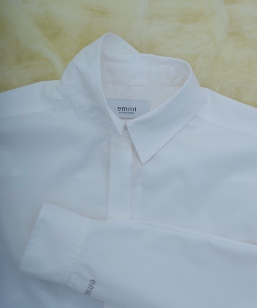 emmi（エミ）の「emmiロゴショートシャツ（シャツ/ブラウス・レディース・ホワイト/イエロー/ネイビー・FREE）」の6枚目の写真