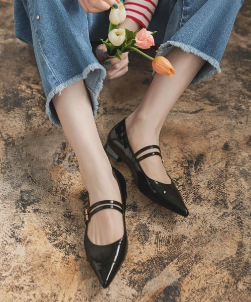 DONOBAN(ドノバン)の「ダブルストラップパンプス(パンプス・レディース・ブラック/グレイッシュベージュ・35/36/37/38/39/40)」の2枚目の写真