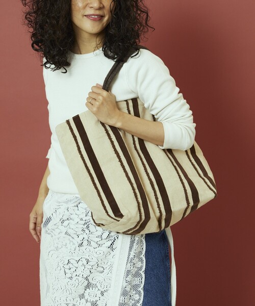Freada（フリーダ）の「beej/ビージ Embroidery & Flocky Big tote bag/刺繍 フロッキー プリント ビッグトートバッグ　限定展開（トートバッグ・レディース・ブラウン/グリーン・ONE SIZE）」の4枚目の写真