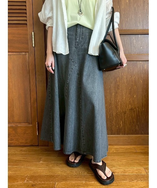 Mila Owen（ミラオーウェン）の「後ろゴムマチデザインフレアデニムスカート【手洗い可能】（スカート・レディース・ライトブルー/グレー/ブルー・0/1）」の3枚目の写真