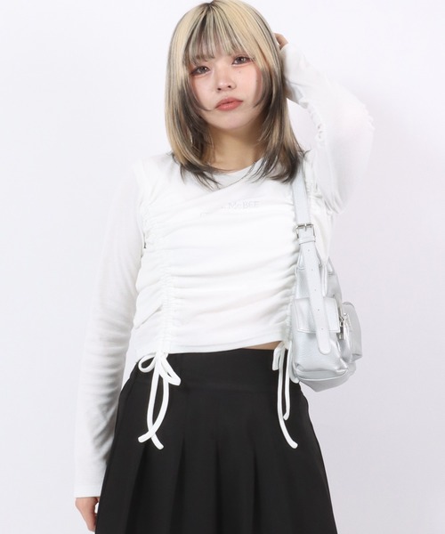 CECIL McBEE（セシルマクビー）の「CECIL McBEE（セシルマクビー）ギャザードロストリボン ラインストーンロゴリブニットロンT レディース/長袖（Tシャツ/カットソー・レディース・オフホワイト/ブラック・M/L）」の7枚目の写真