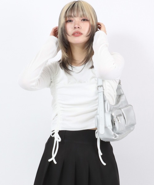 CECIL McBEE（セシルマクビー）の「CECIL McBEE（セシルマクビー）ギャザードロストリボン ラインストーンロゴリブニットロンT レディース/長袖（Tシャツ/カットソー・レディース・オフホワイト/ブラック・M/L）」の5枚目の写真