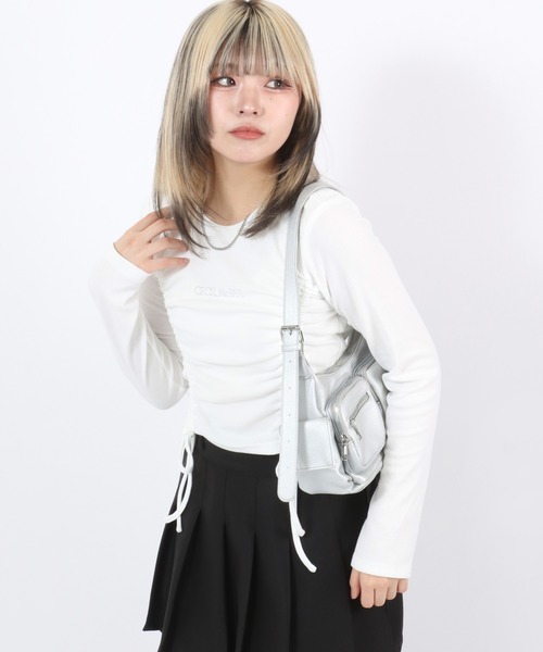 CECIL McBEE（セシルマクビー）の「CECIL McBEE（セシルマクビー）ギャザードロストリボン ラインストーンロゴリブニットロンT レディース/長袖（Tシャツ/カットソー・レディース・オフホワイト/ブラック・M/L）」の6枚目の写真