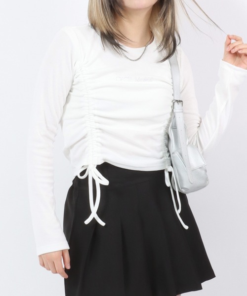 CECIL McBEE（セシルマクビー）の「CECIL McBEE（セシルマクビー）ギャザードロストリボン ラインストーンロゴリブニットロンT レディース/長袖（Tシャツ/カットソー・レディース・オフホワイト/ブラック・M/L）」の4枚目の写真