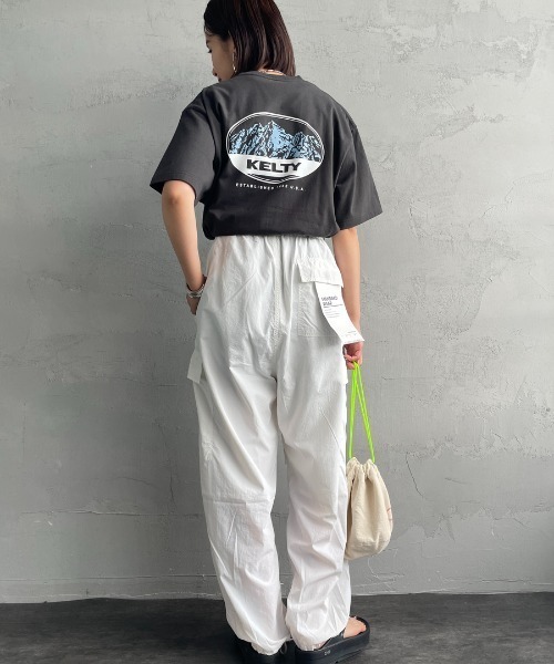 KELTY（ケルティ）の「[KELTY/ケルティ] 別注 マウンテンロゴ バックプリントTシャツ（Tシャツ/カットソー・レディース・サックスブルー/アッシュグレー/ホワイト/スミクロ/ネイビー・XS/S/M/L）」の6枚目の写真