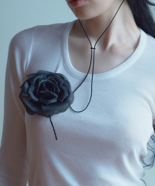 IRIS47(イリスフォーセブン)の「【IRIS 47】rhodon corsage/ロドン コサージュ(ブローチ/コサージュ・レディース・グリーン/アイボリー/ブラック/ピンク・FREE)」の2枚目の写真