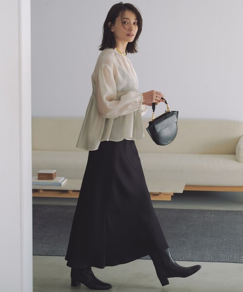 23区 L（ニジュウサンクオオキイサイズ）の「【WEB&一部店舗限定カラーあり】ソフトオーガンジー ボリューム ブラウス（シャツ/ブラウス・レディース・ブラック系/イエロー系/ベージュ系/ダークブラウン系・44/46）」の9枚目の写真