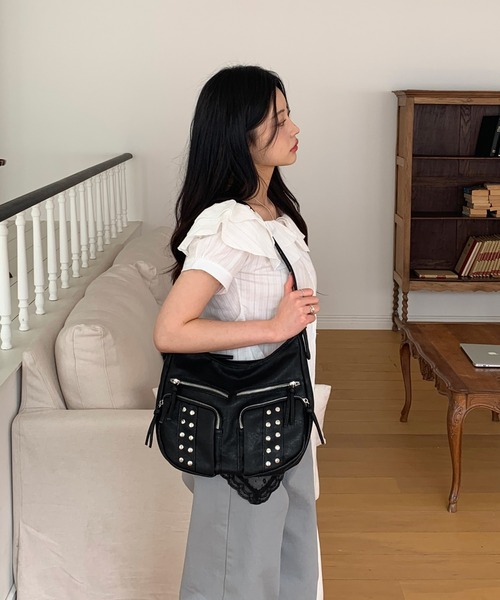 by muni:r(バイ ムニール)の「スタッズジッパーショルダーバッグ(ショルダーバッグ・レディース・ブラック・ONE SIZE)」の3枚目の写真