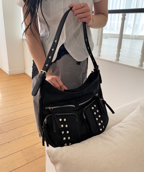 by muni:r(バイ ムニール)の「スタッズジッパーショルダーバッグ(ショルダーバッグ・レディース・ブラック・ONE SIZE)」の4枚目の写真