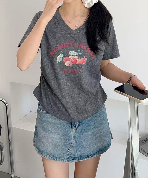 aimoha(アイモハ)の「VネックチェリーTシャツ(Tシャツ/カットソー・レディース・グレー/ブルー/ホワイト/ライトグリーン/パープル・FREE)」の2枚目の写真