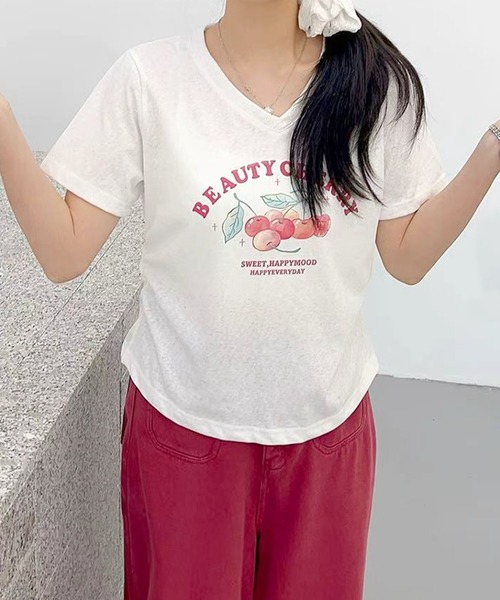 aimoha(アイモハ)の「VネックチェリーTシャツ(Tシャツ/カットソー・レディース・グレー/ブルー/ホワイト/ライトグリーン/パープル・FREE)」の1枚目の写真