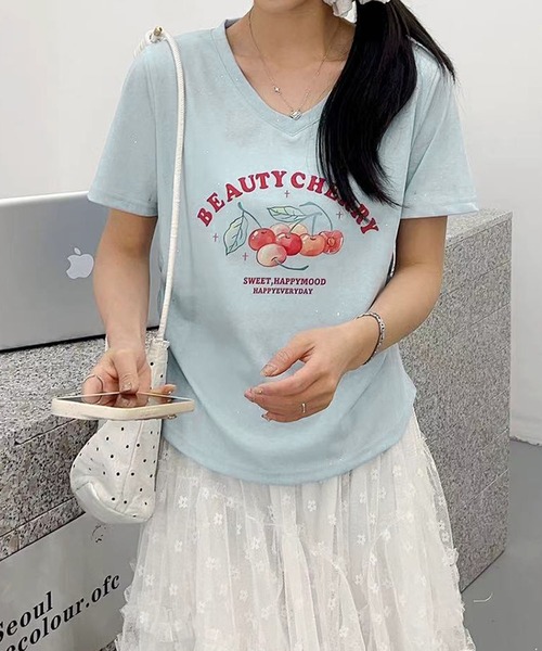 aimoha(アイモハ)の「VネックチェリーTシャツ(Tシャツ/カットソー・レディース・グレー/ブルー/ホワイト/ライトグリーン/パープル・FREE)」の4枚目の写真
