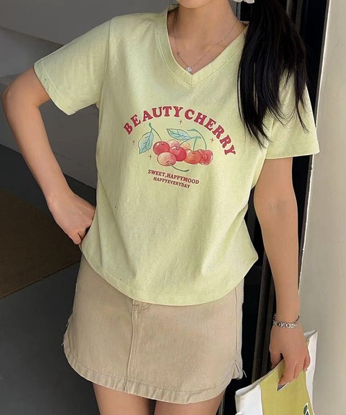 aimoha(アイモハ)の「VネックチェリーTシャツ(Tシャツ/カットソー・レディース・グレー/ブルー/ホワイト/ライトグリーン/パープル・FREE)」の3枚目の写真