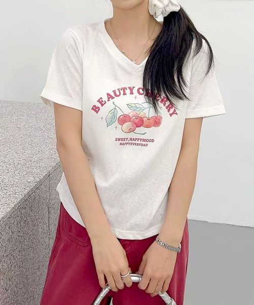 aimoha(アイモハ)の「VネックチェリーTシャツ(Tシャツ/カットソー・レディース・グレー/ブルー/ホワイト/ライトグリーン/パープル・FREE)」の8枚目の写真
