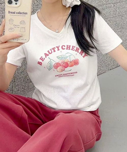 aimoha(アイモハ)の「VネックチェリーTシャツ(Tシャツ/カットソー・レディース・グレー/ブルー/ホワイト/ライトグリーン/パープル・FREE)」の10枚目の写真